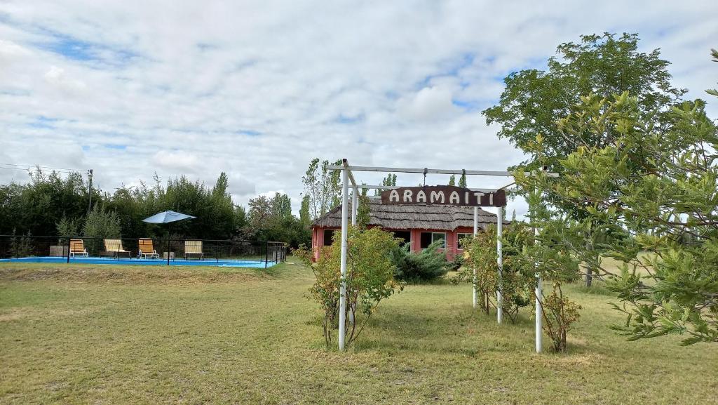 un complejo con piscina y un edificio en Cabañas Aramaití en San Rafael