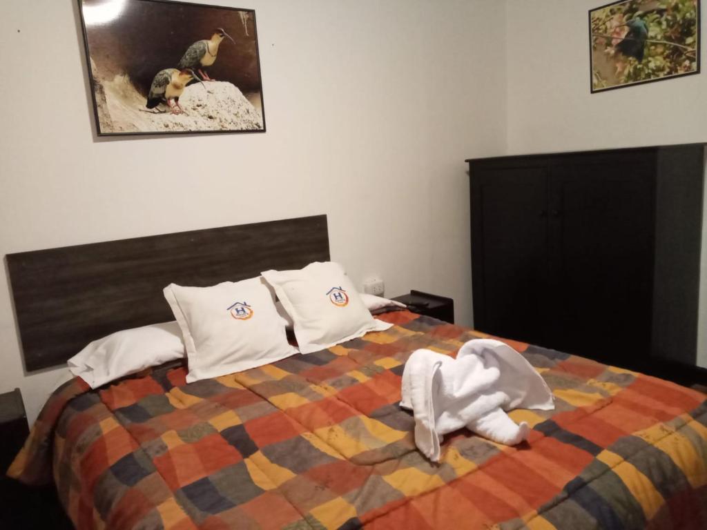 Un dormitorio con una cama con toallas. en Qoricancha B&amp;B Cusco, en Cusco