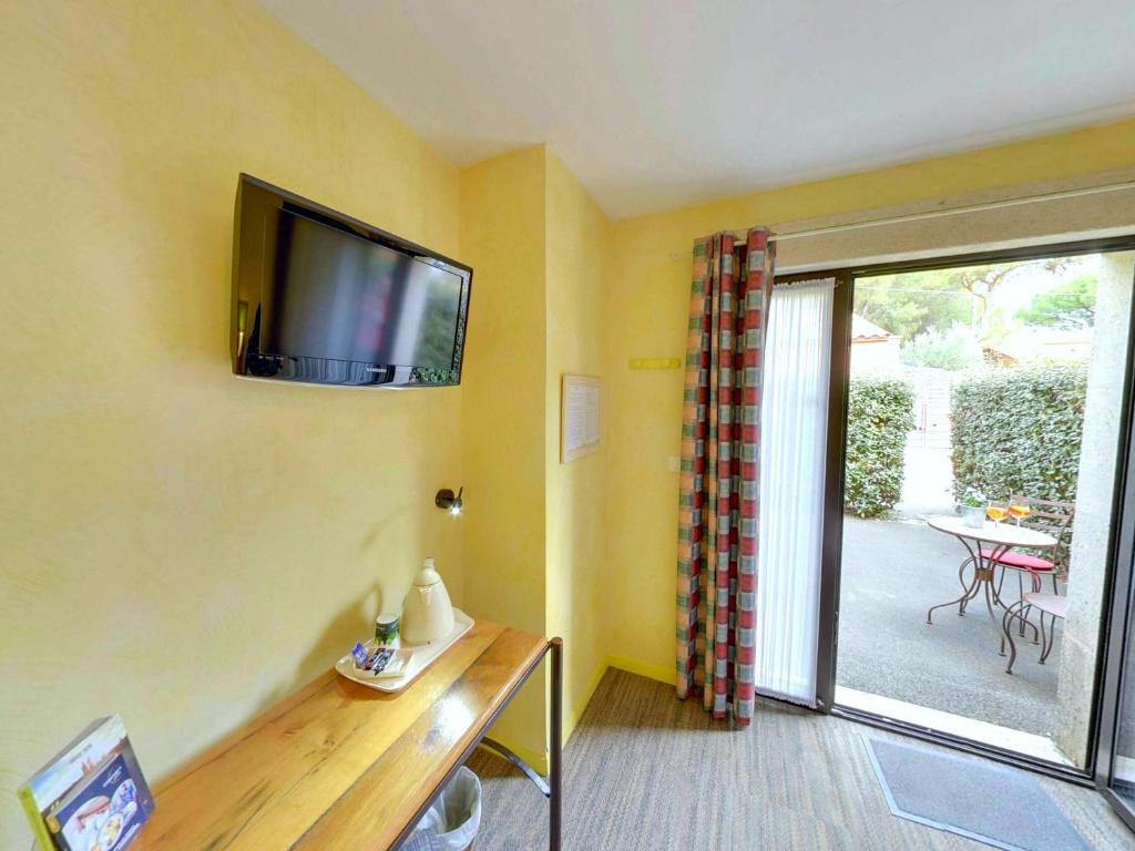 TV a/nebo společenská místnost v ubytování Hotel du Mas