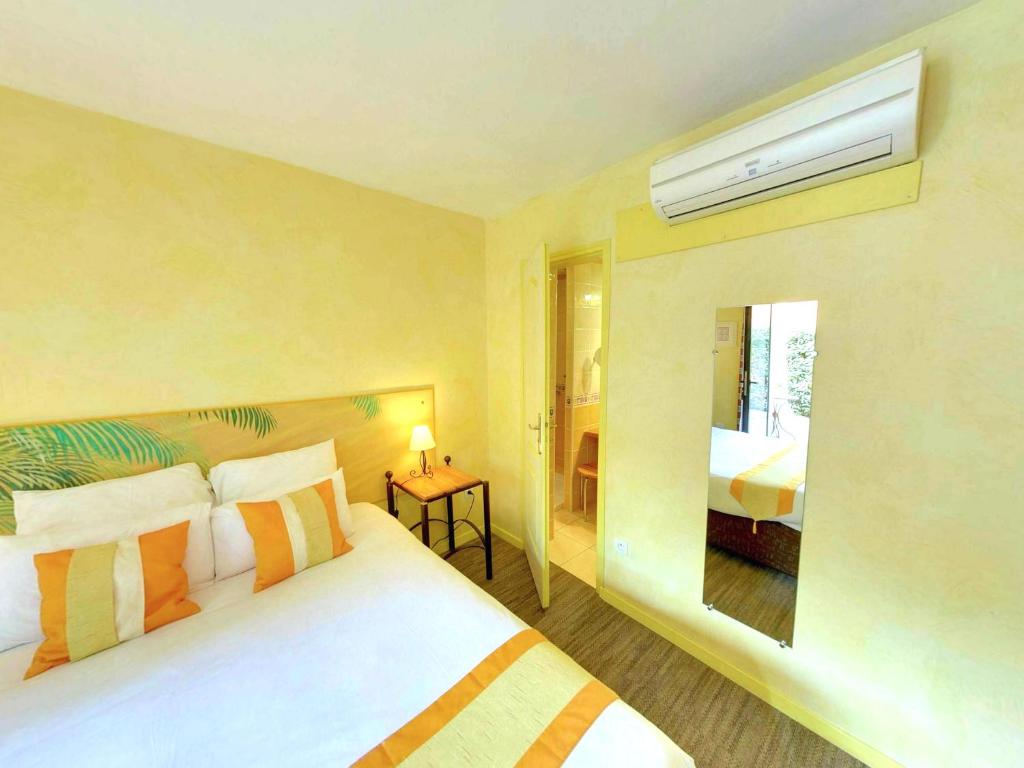 Postel nebo postele na pokoji v ubytování Hotel du Mas
