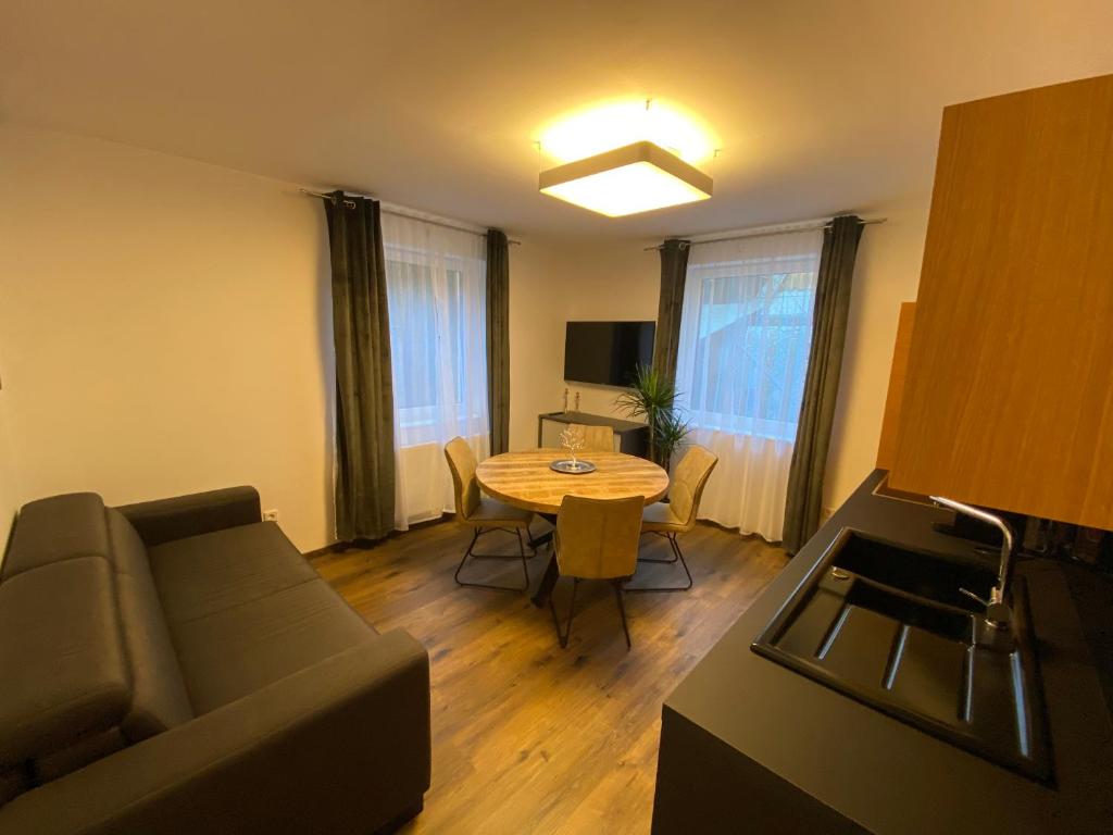 TV a/nebo společenská místnost v ubytování Living8-Appartements