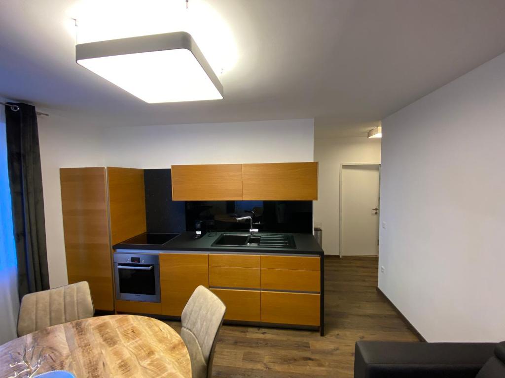Kuchyň nebo kuchyňský kout v ubytování Living8-Appartements