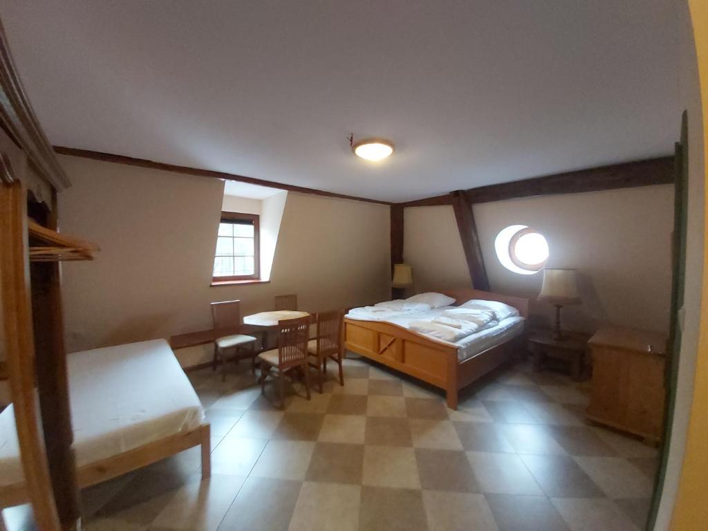 Pałac Książęcy we Wleniu - Habitación Triple Con Baño Privado