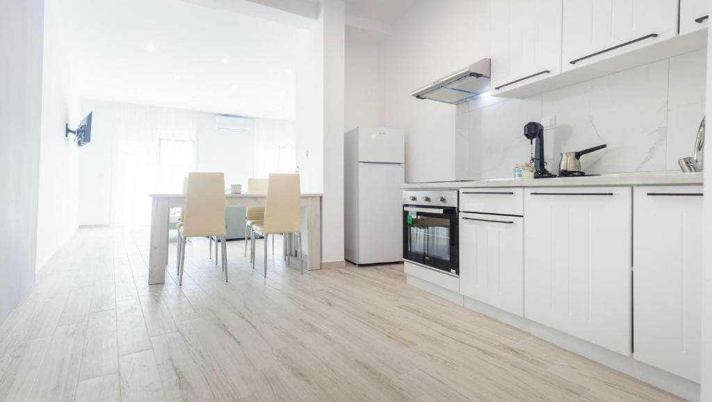 Kuchyň nebo kuchyňský kout v ubytování Diamanti Apartments Downtown Limenas Thasos