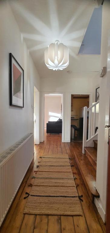 Galería fotográfica de Large 3 Bed Apartment Glasgow West End Free Parking & Electric Vehicle point en Glasgow