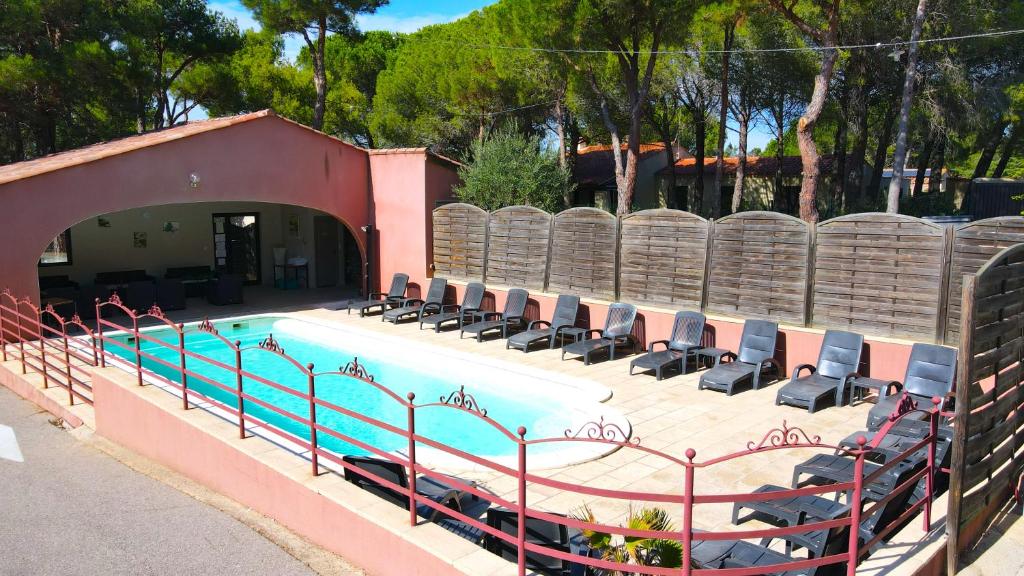 Bazén v ubytování Hotel du Mas nebo v jeho okolí