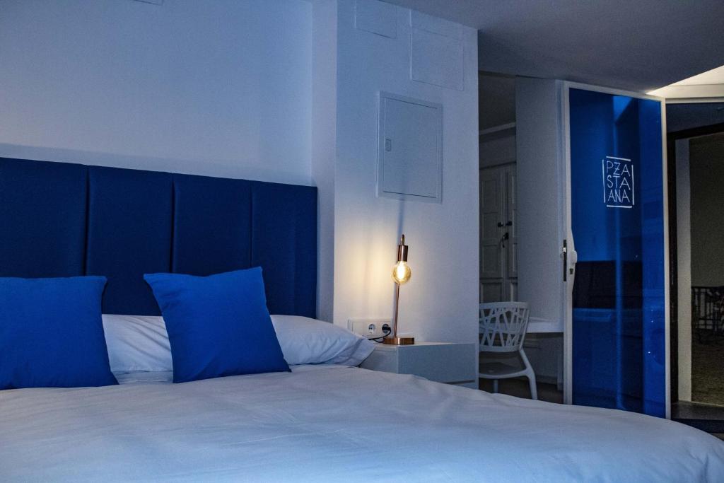 Postel nebo postele na pokoji v ubytování Casa Rural Plaza Santa Ana