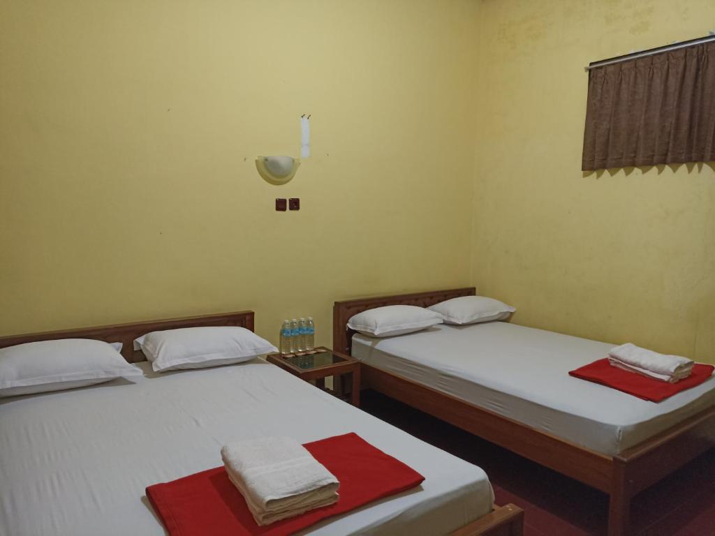 Postel nebo postele na pokoji v ubytování Sartika Hotel Prawirotaman