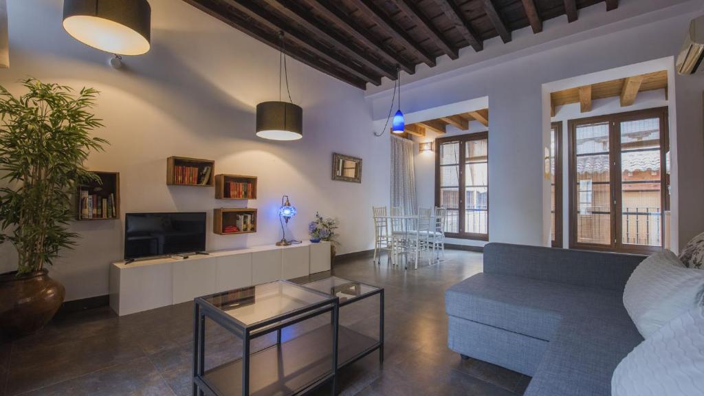 een woonkamer met een bank en een tv bij Apartamento Santa Anita en plena Judería by Toledo AP in Toledo