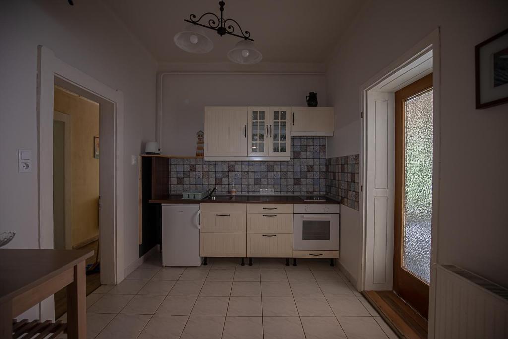 Kuchyň nebo kuchyňský kout v ubytování Szélcsend Apartman