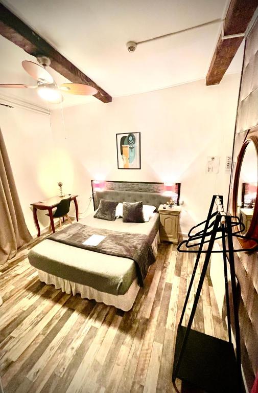 Postel nebo postele na pokoji v ubytování Hôtel Paul Riquet