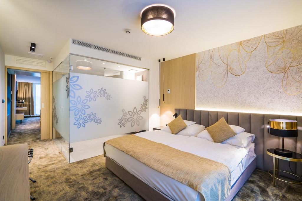 Postel nebo postele na pokoji v ubytování Sungarden Wellness Hotel Siófok