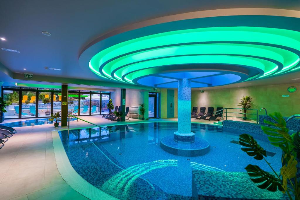 Bazén v ubytování Sungarden Wellness Hotel Siófok nebo v jeho okolí