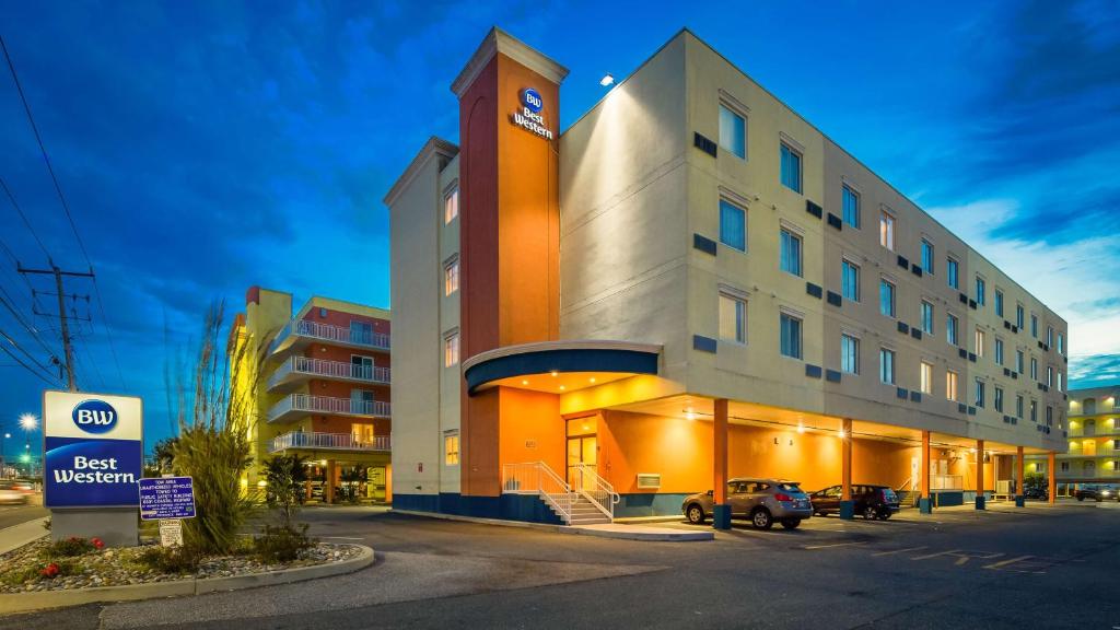 un edificio con una torre de reloj en un aparcamiento en Best Western Ocean City Hotel and Suites, en Ocean City