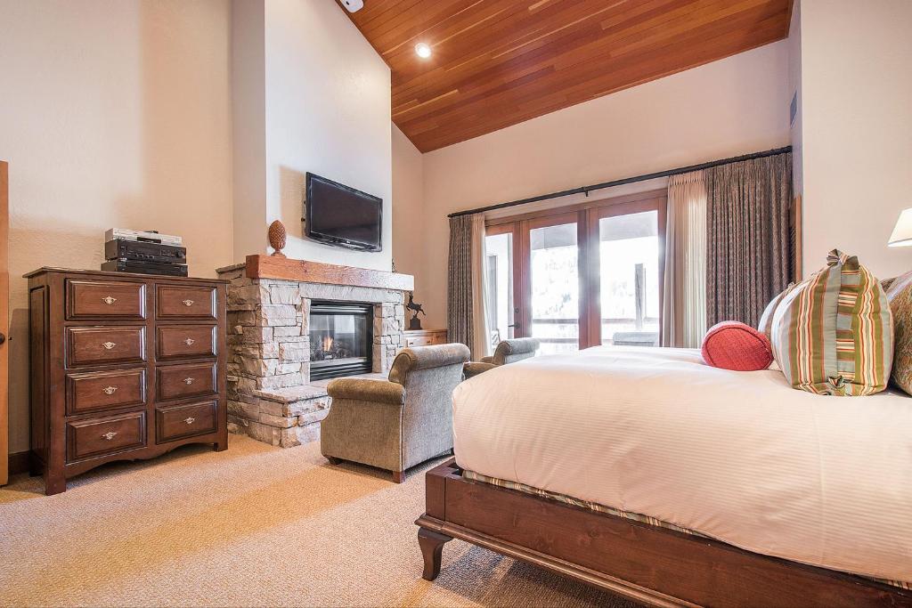 Postel nebo postele na pokoji v ubytování Stein Eriksen Lodge Deer Valley