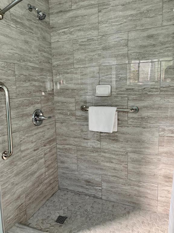 Ein Badezimmer in der Unterkunft Inn at East Beach