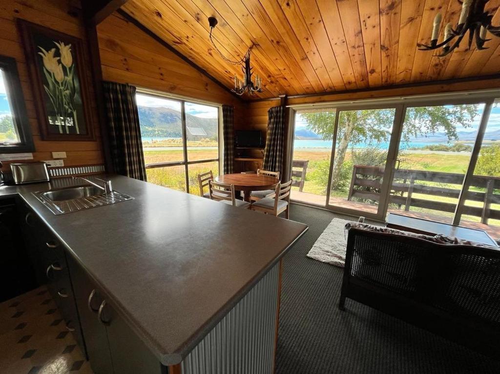 Church House Beside the Lake - Resim 9