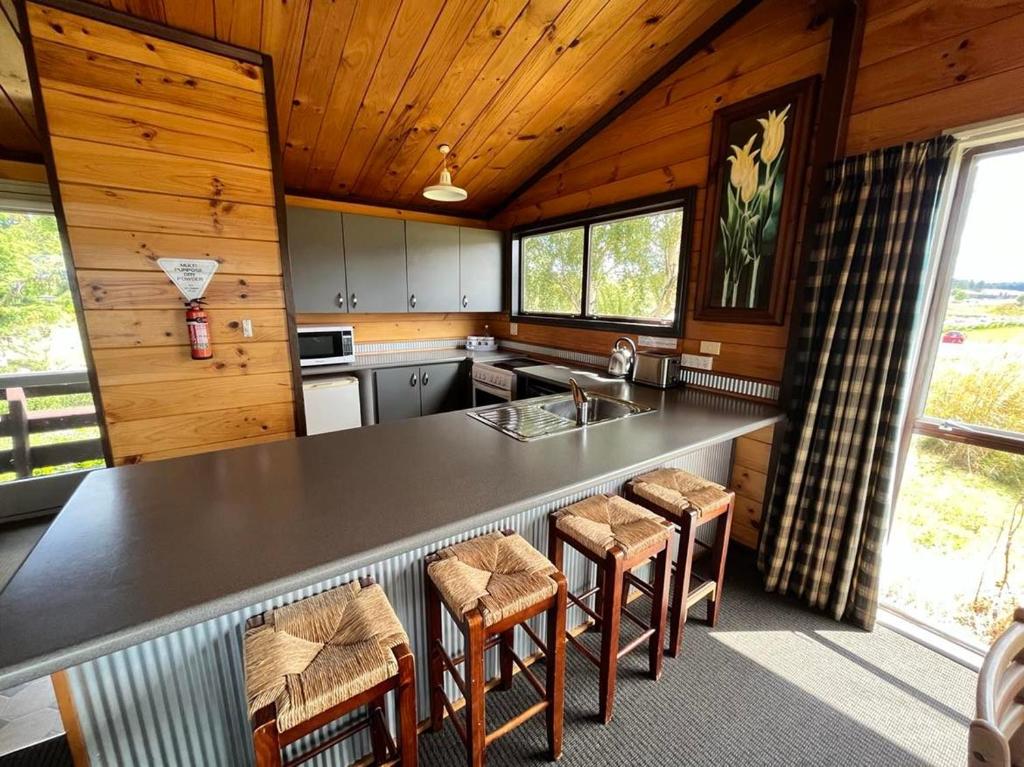 Church House Beside the Lake - Resim 8