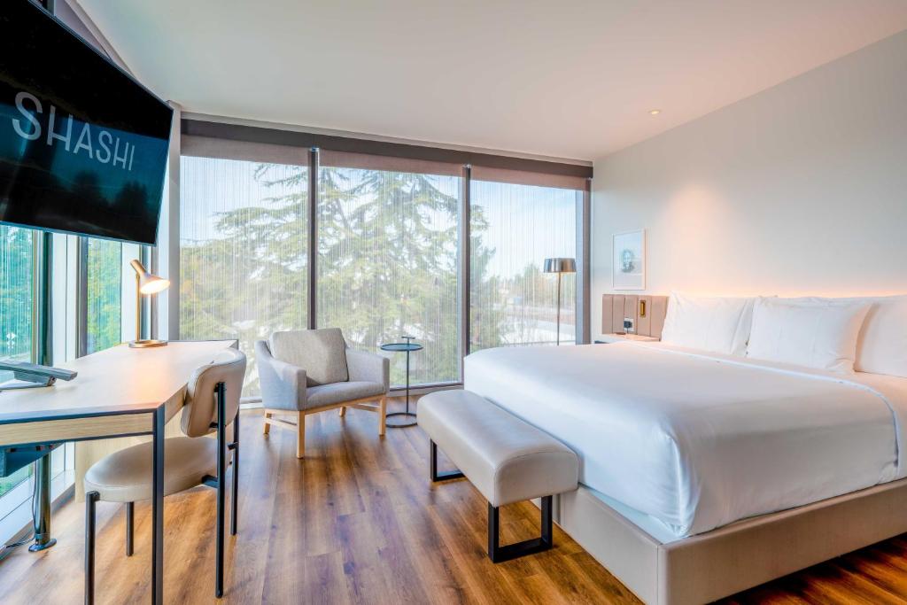 Postel nebo postele na pokoji v ubytování Shashi Hotel Mountain View Palo Alto