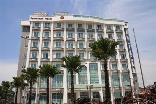un gran edificio con palmeras delante en Seemsoon Hotel en Ipoh