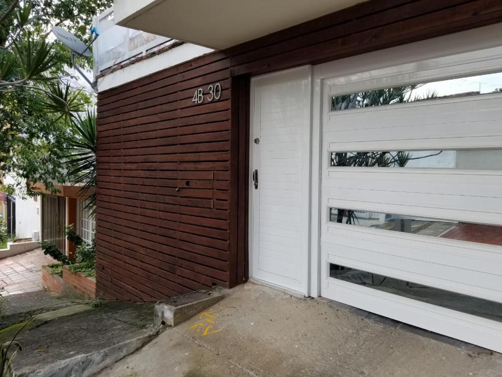 a pair of garage doors on a house at Mi casita lounge - Imbanaco in Cali