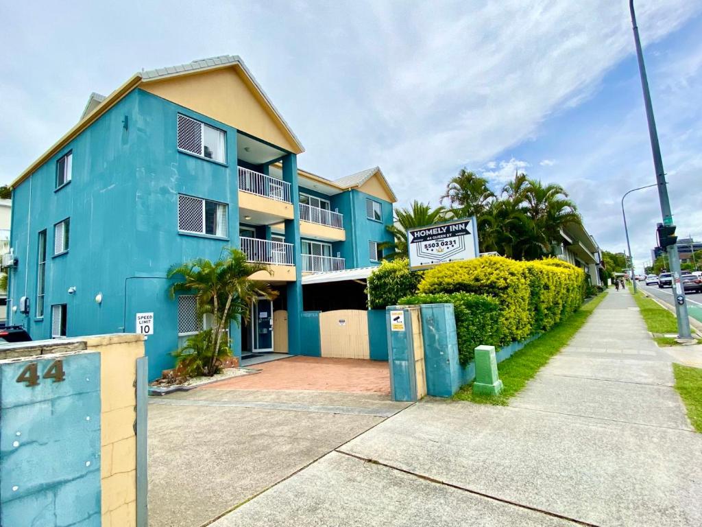 um edifício azul no lado de uma rua em Homely Inn Hostel em Gold Coast