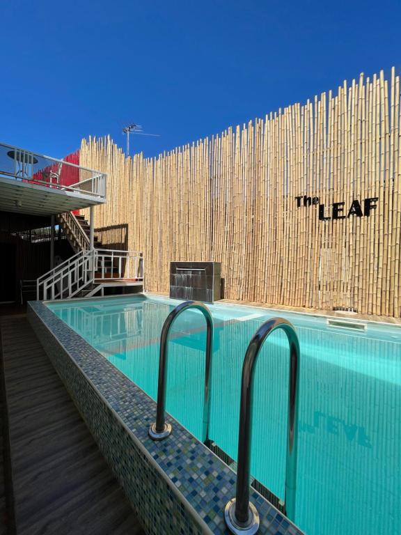 una piscina di fronte a un edificio di The leaf&pool kohlarn เดอะลีฟ&พลู ที่พักเกาะล้าน a Centro di Pattaya