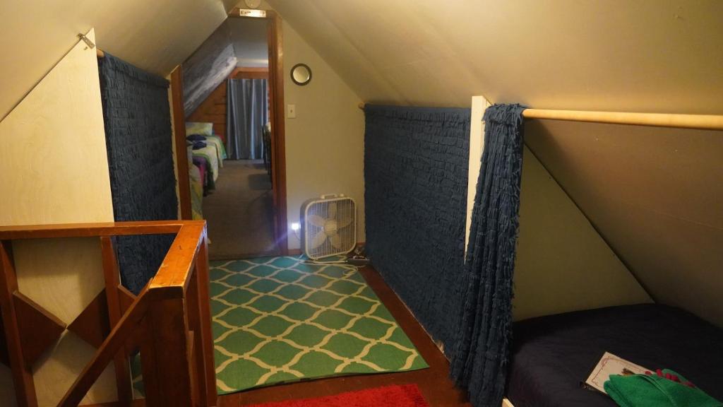 Nauti Otter Inn and Yurt Village - 混合宿舍间的单人床位 - 带共用浴室