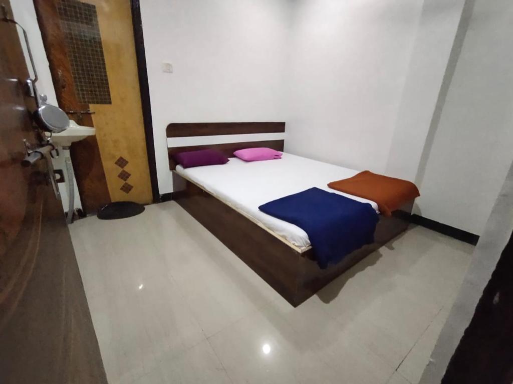 Postel nebo postele na pokoji v ubytování Sai Ganesh Guest House