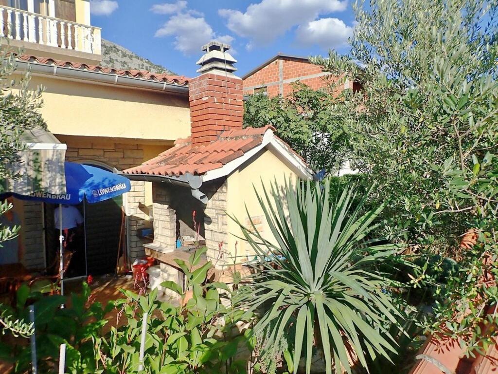Ogród w obiekcie Villa in Starigrad near Paklenica National Park