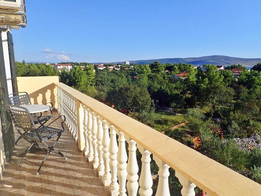 balkon ze stołem i krzesłem w obiekcie Villa in Starigrad near Paklenica National Park w mieście Starigrad-Paklenica