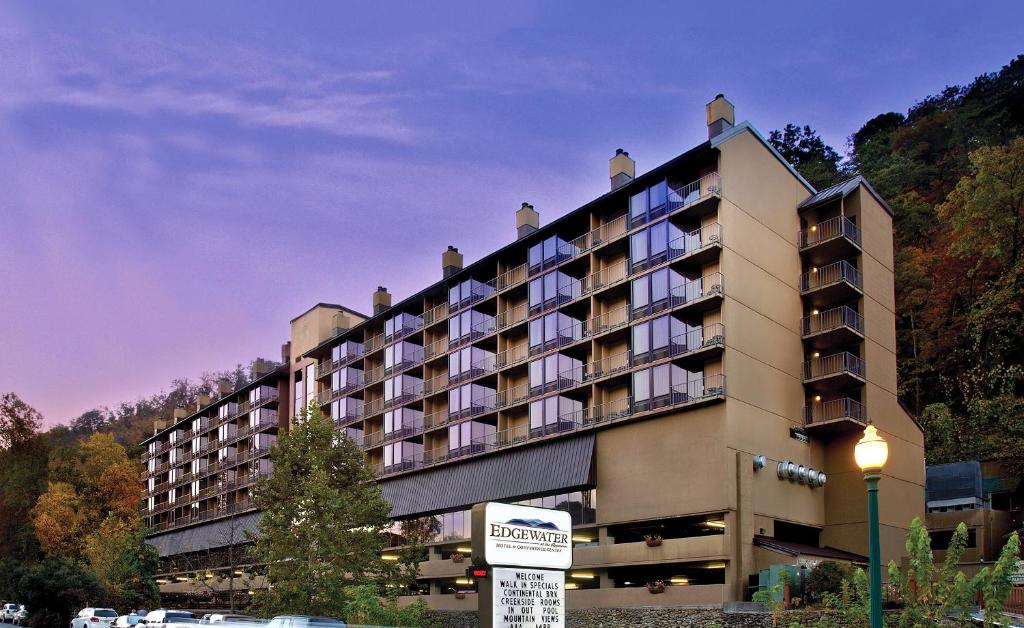 un edificio con molte finestre sopra di Edgewater Hotel and Conference Center a Gatlinburg