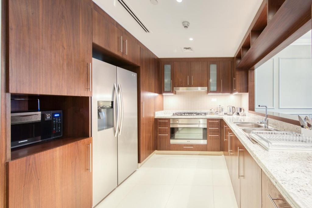 Kuchyň nebo kuchyňský kout v ubytování Luxurious 3 Bedroom Apartment in Boulevard Point, Connected to Dubai Mall