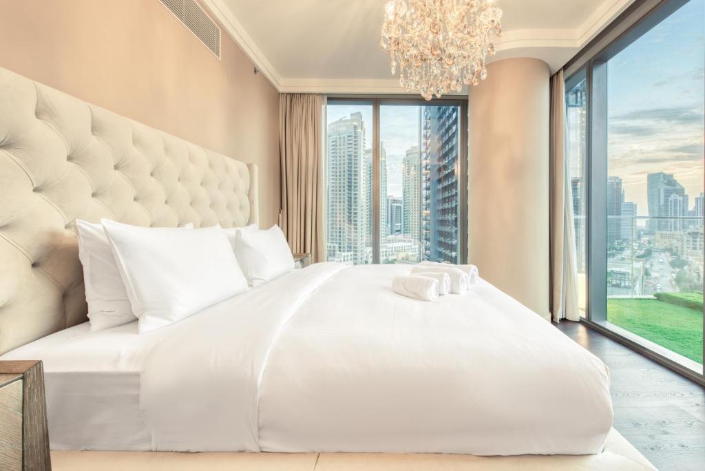 Postel nebo postele na pokoji v ubytování Luxurious 3 Bedroom Apartment in Boulevard Point, Connected to Dubai Mall