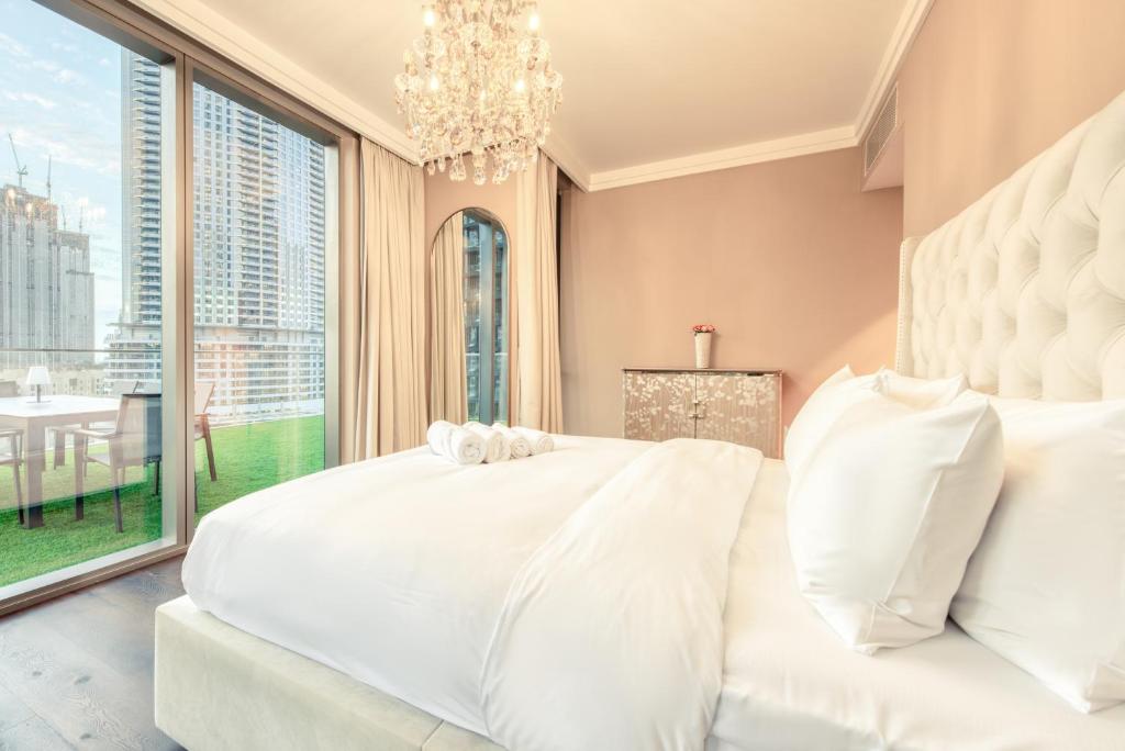 Postel nebo postele na pokoji v ubytování Luxurious 3 Bedroom Apartment in Boulevard Point, Connected to Dubai Mall