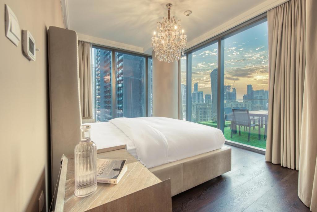 Postel nebo postele na pokoji v ubytování Luxurious 3 Bedroom Apartment in Boulevard Point, Connected to Dubai Mall
