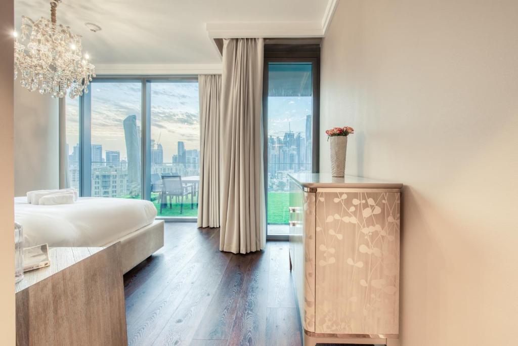 Postel nebo postele na pokoji v ubytování Luxurious 3 Bedroom Apartment in Boulevard Point, Connected to Dubai Mall