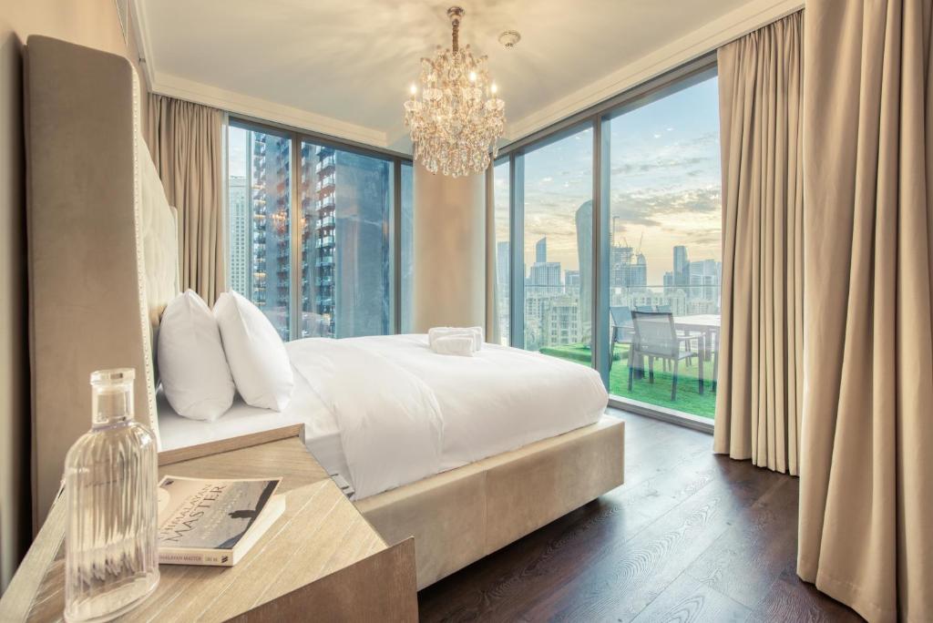 Postel nebo postele na pokoji v ubytování Luxurious 3 Bedroom Apartment in Boulevard Point, Connected to Dubai Mall