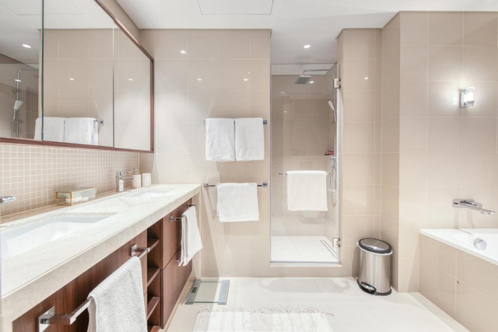 Koupelna v ubytování Luxurious 3 Bedroom Apartment in Boulevard Point, Connected to Dubai Mall