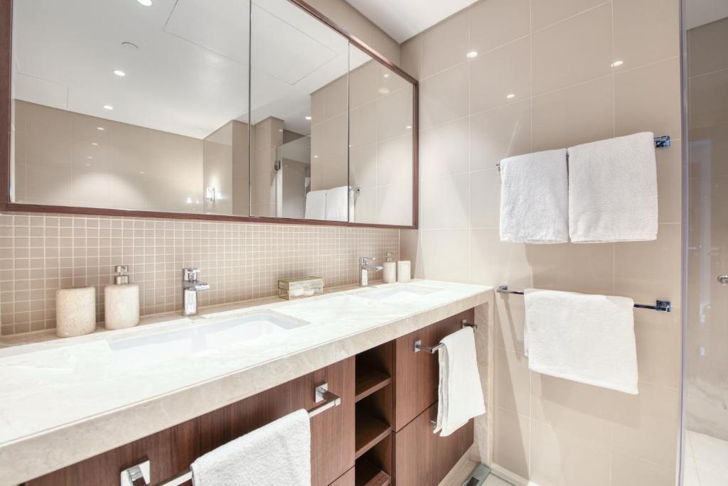 Koupelna v ubytování Luxurious 3 Bedroom Apartment in Boulevard Point, Connected to Dubai Mall