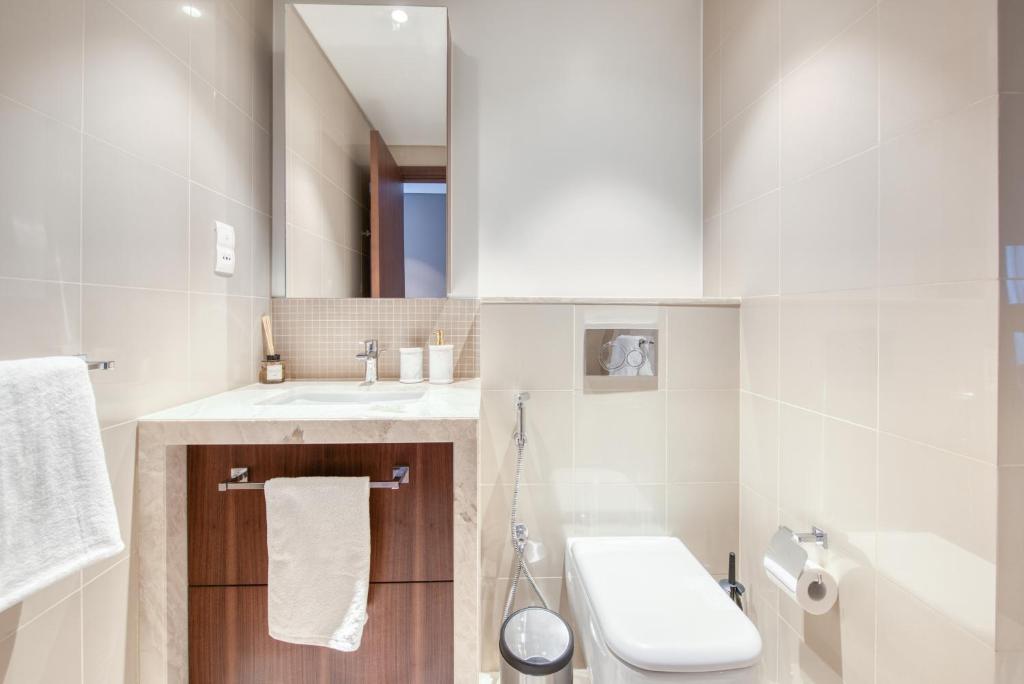 Koupelna v ubytování Luxurious 3 Bedroom Apartment in Boulevard Point, Connected to Dubai Mall