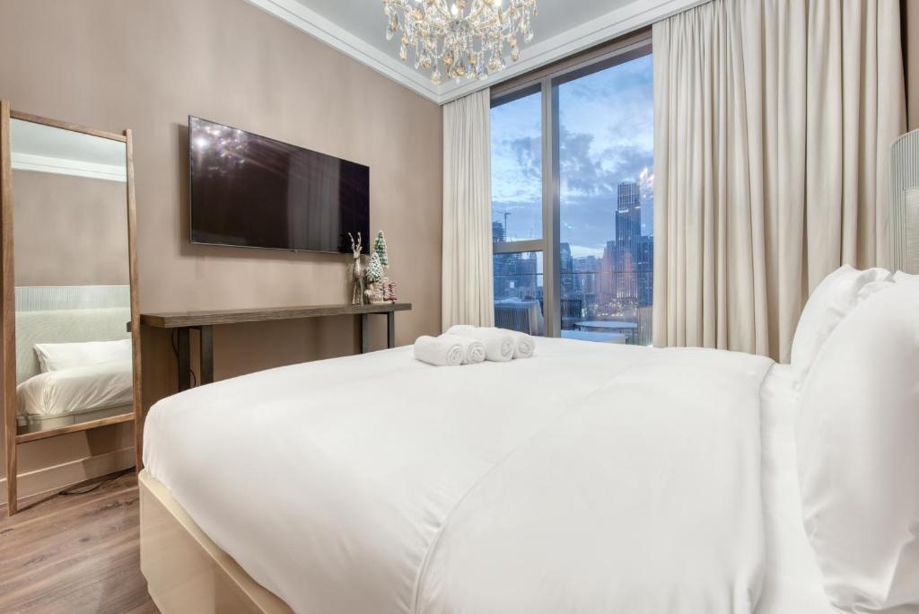 Postel nebo postele na pokoji v ubytování Luxurious 3 Bedroom Apartment in Boulevard Point, Connected to Dubai Mall