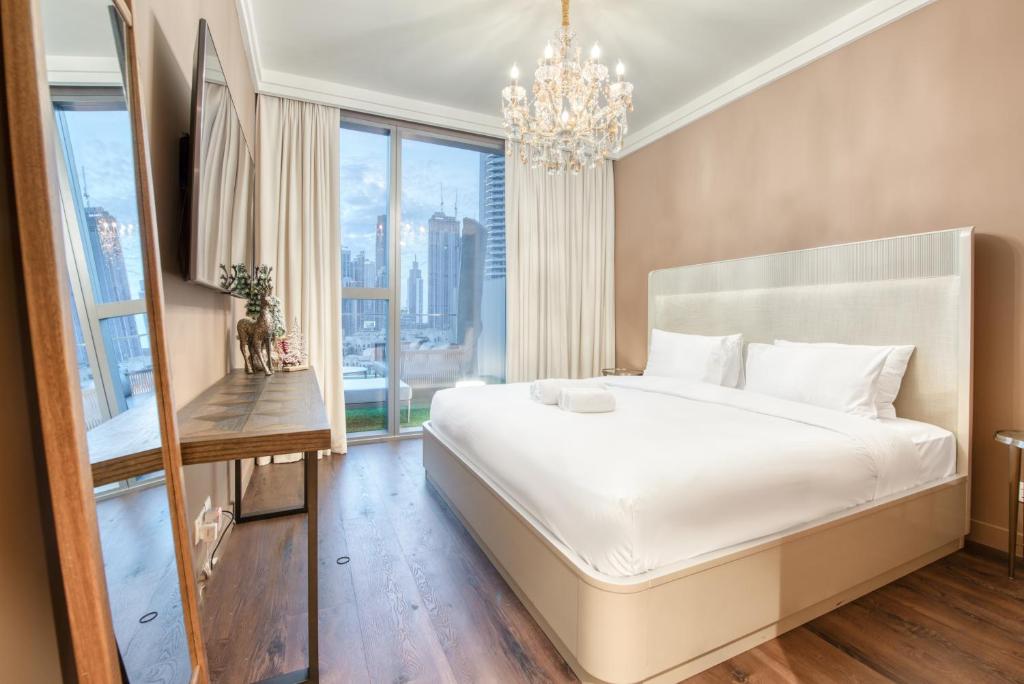 Postel nebo postele na pokoji v ubytování Luxurious 3 Bedroom Apartment in Boulevard Point, Connected to Dubai Mall