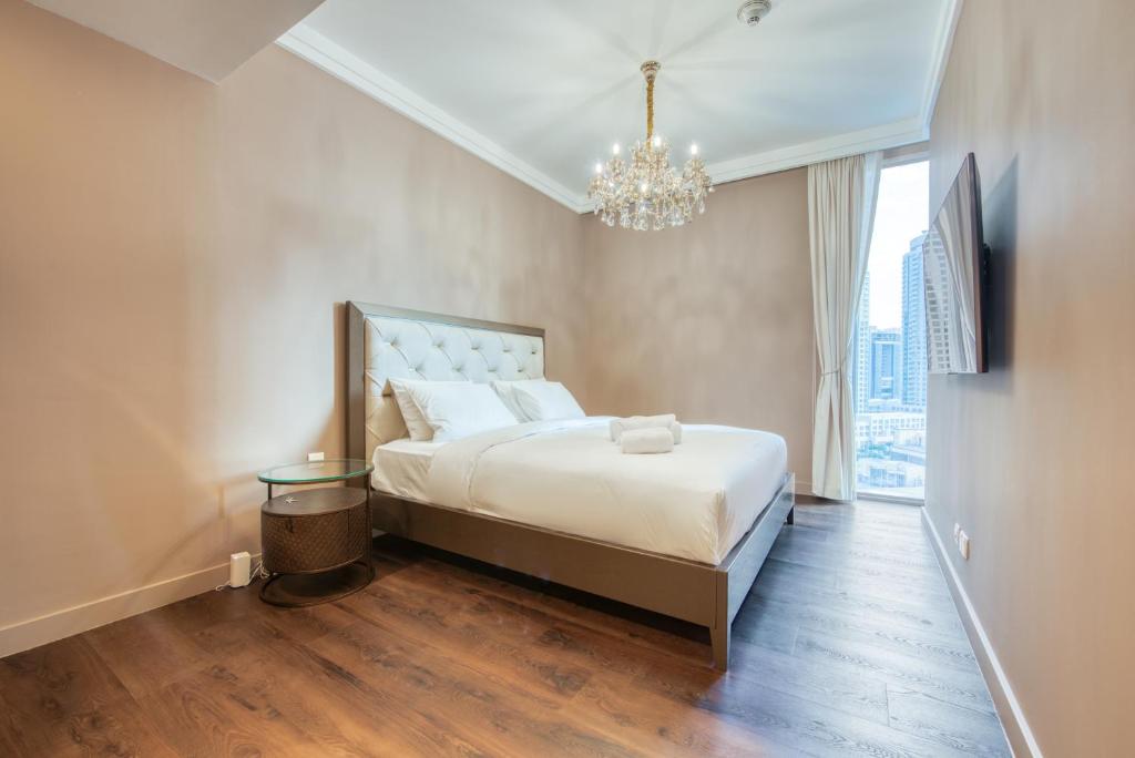 Postel nebo postele na pokoji v ubytování Luxurious 3 Bedroom Apartment in Boulevard Point, Connected to Dubai Mall