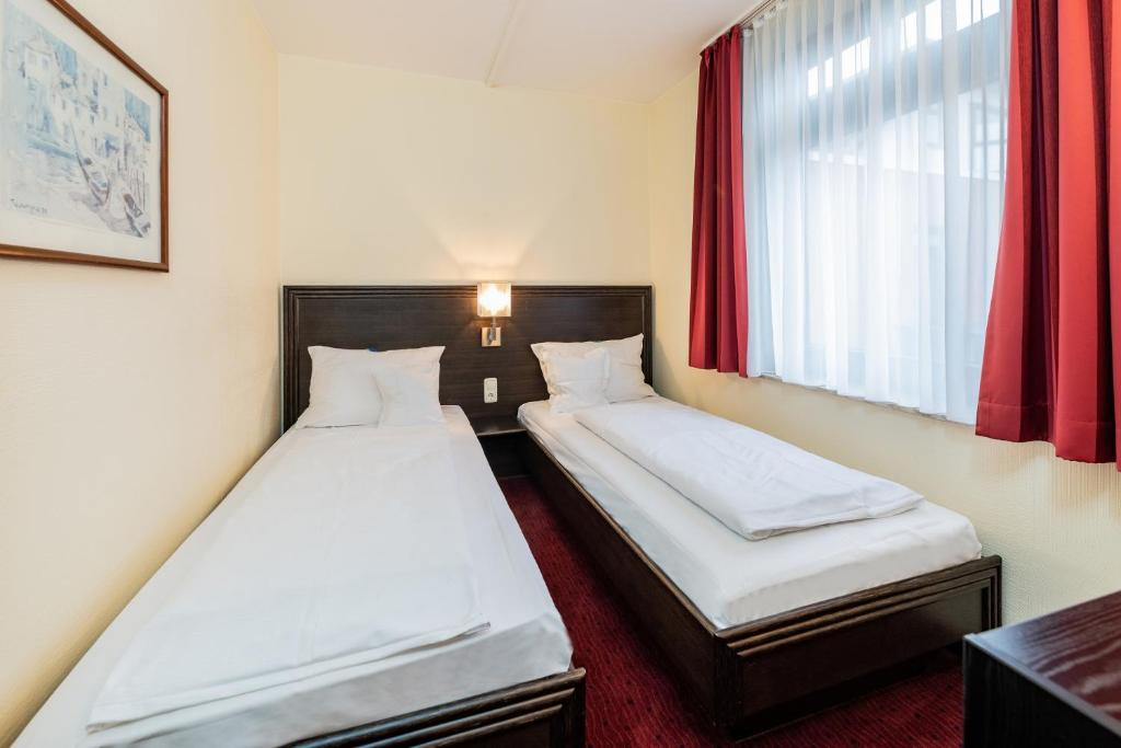 Postel nebo postele na pokoji v ubytování Göbel's Seehotel Diemelsee