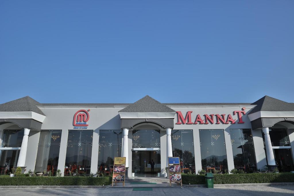 un centro comercial con un cartel en la parte delantera en Mannat Resort Paota, en Prāgpura