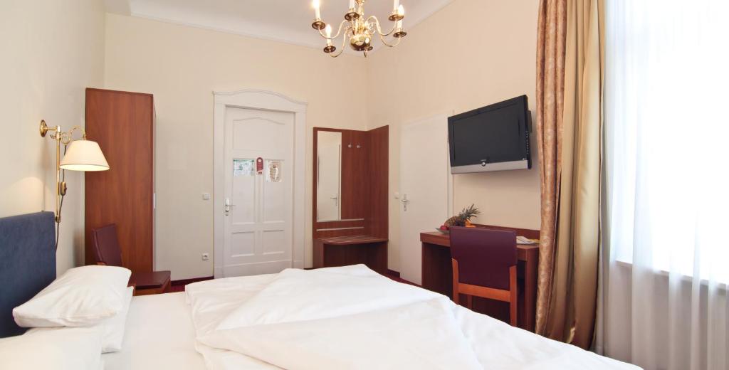 Postel nebo postele na pokoji v ubytování Hotel Kronprinz Hamburg Hauptbahnhof