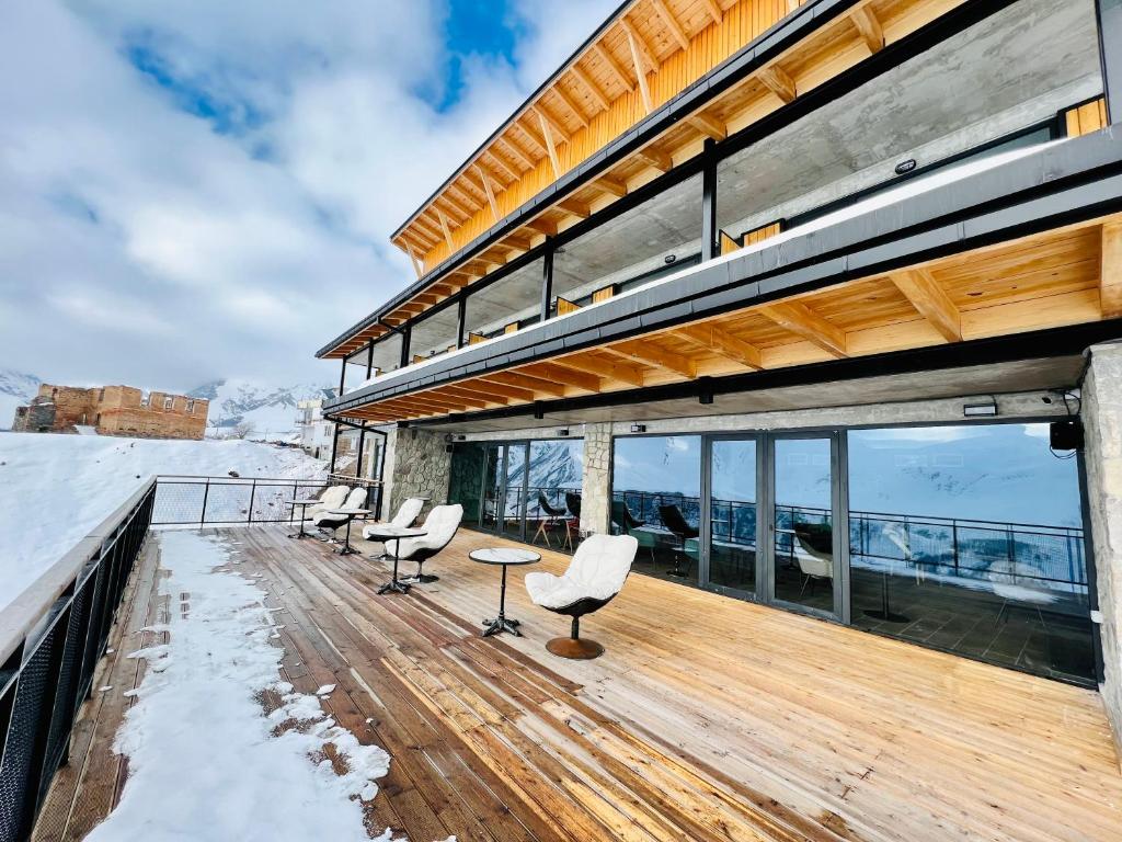 une maison sur la montagne avec une terrasse dans l'établissement Monte Hotel, à Goudaouri