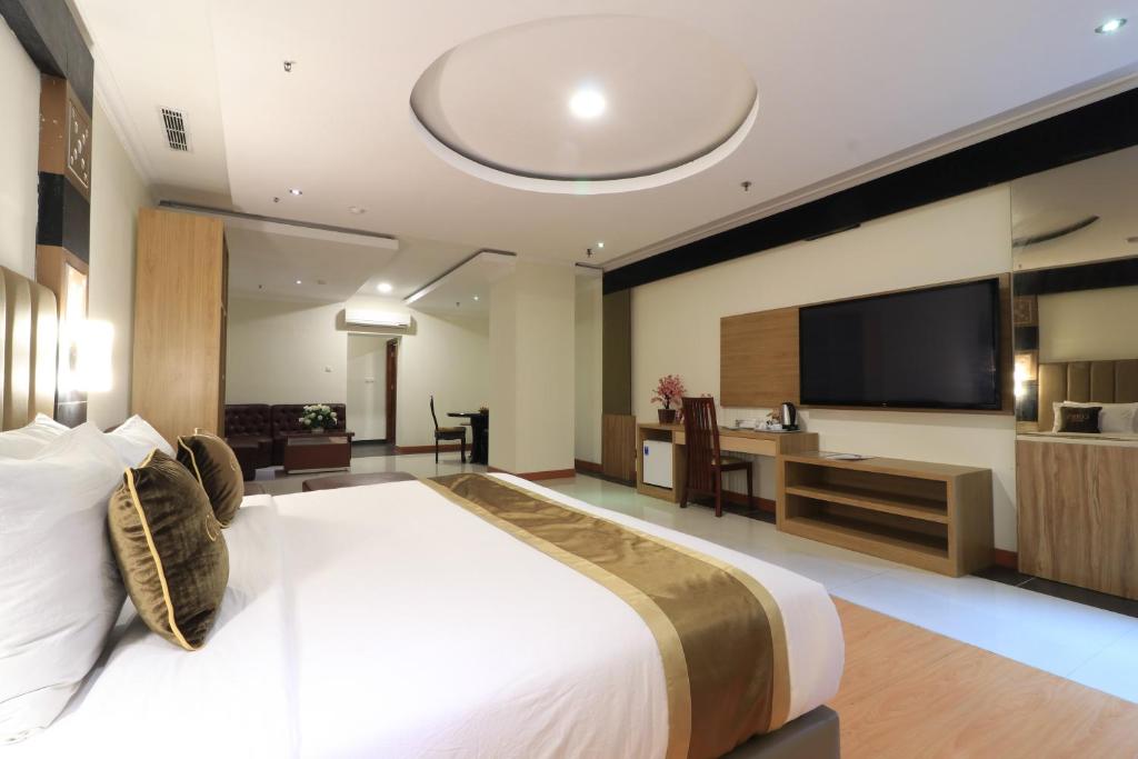 TV a/nebo společenská místnost v ubytování Coins Hotel Jakarta