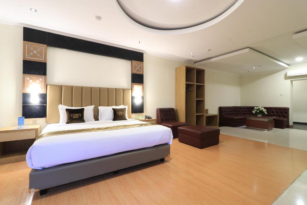 Postel nebo postele na pokoji v ubytování Coins Hotel Jakarta